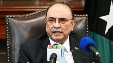 مدرسہ رجسٹریشن بل پر صدر آصف علی زرداری کے اعتراضات سامنے آگئے مدارس رجسٹریشن بل پر فیٹف، دیگر اداروں کے اعتراض کا خدشہ، صدر کے اعتراضات سامنے آگئےمدرسہ رجسٹریشن بل پر صدر آصف علی زرداری کے اعتراضات سامنے آگئے۔ صدر آصف علی زرداری نے کہا ہے کہ FATF اور دیگر عالمی ادارے مدرسہ بل کی منظوری دے کر پاکستان کے بارے میں اپنی رائے اور ریٹنگ تبدیل کر سکتے ہیں۔ میں نے کہا کہ معاشرے میں مدارس کی رجسٹریشن سے مفادات کا ٹکراؤ ہوگا، ہمیں بین الاقوامی تنقید کا بھی سامنا کرنا پڑے گا۔2020 کا حوالہ دیتے ہوئے کہا گیا ہے کہ دونوں ایکٹ کی موجودگی میں کوئی نئی قانون سازی نہیں کی جا سکتی۔ صدر نے کہا ہے کہ سوسائٹیز رجسٹریشن ایکٹ 1860 اسلام آباد کی حدود میں نافذ ہے، نئی ترامیم صرف اسلام آباد میں لاگو ہونے کے حوالے سے۔ یہ شق بل میں شامل نہیں ہے۔ صدر نے اعتراض کیا کہ مدارس کو بطور سوسائٹی رجسٹر کر کے انہیں تعلیم کے علاوہ استعمال کیا جا سکتا ہے۔انہوں نے کہا کہ سوسائٹیز رجسٹریشن ایکٹ 1860 کے دیباچے میں مدارس کا کوئی ذکر نہیں، نئے بل میں مدرسہ ایجوکیشن کو شامل کرنے سے ایکٹ 1860 کے دیباچے سے تضاد پیدا ہو گا۔آصف زرداری نے مزید کہا کہ مدارس کی رجسٹریشن قانون کے تحت فرقہ واریت پھیلنے کا خدشہ ہے، ایک ہی معاشرے میں کئی مدارس اس کا سبب بنیں گے۔ امن و امان کی صورتحال خراب