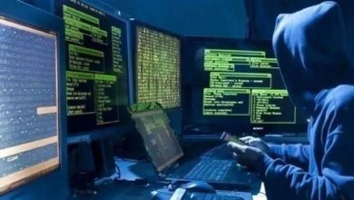 چینی ہیکرز نے امریکیوں کا میٹا ڈیٹا چوری کرلیا چینی ہیکرز نے بڑی تعداد میں امریکی شہریوں کا میٹا ڈیٹا چرا لیا ہے۔ ایک اعلیٰ امریکی اہلکار نے دعویٰ کیا ہے کہ سالٹ ٹائفون نامی چینی ہیکنگ گروپ نے سائبر جاسوسی مہم میں امریکیوں کا میٹا ڈیٹا چرایا۔ ہیکنگ گروپ سے نمٹنا حکومت کی ترجیح قرار دیا گیا ہے۔ واضح رہے کہ یہ خبر امریکی محکمہ انصاف اور فیڈرل بیورو آف انویسٹی گیشن (ایف بی آئی) کی جانب سے رواں برس مارچ میں سامنے آئی تھی۔کہ چین نے لاکھوں امریکی شہریوں کو آن لائن ہیکنگ کا نشانہ بنایا ہے۔ اسی تناظر میں 7 چینی شہریوں کے خلاف مقدمات بھی قائم کیے گئے، جن پر الزام تھا کہ وہ امریکی حکام اور شہریوں کے خلاف ہیکنگ مہم کا حصہ تھے۔ جو 14 سال تک جاری رہا۔