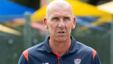 ہائی پرفارمنس ریڈ بال کوچ ٹم نیلسن کا پاکستان ٹیم کیساتھ سفر ختم پی سی بی نے جنوبی افریقہ کے خلاف ٹیسٹ سیریز کے لیے ہائی پرفارمنس ریڈ بال کوچ ٹم نیلسن کے معاہدے میں توسیع نہیں کی۔ کرکٹ ویب سائٹ سے گفتگو کرتے ہوئے ٹم نیلسن کا کہنا تھا کہ میں توسیع کا انتظار کر رہا تھا، ہم اچھے حالات میں ہیں۔ سے آگے بڑھ رہے تھے، لاپاکستان کرکٹ بورڈ نے ٹیسٹ ٹیم کے کوچ ٹم نیلسن کے معاہدے میں توسیع نہیں کی۔ جنوبی افریقہ اور ویسٹ انڈیز کے خلاف سیریز کے لیے تیار ہیں۔لیکن پی سی بی نے کہا ہے کہ آپ کی خدمات کی ضرورت نہیں ہے۔ یاد رہے کہ ٹم نیلسن کو ریڈ بال کے ہیڈ کوچ جیسن گلیسپی اپنے ساتھ لائے تھے اور اگست میں ٹیسٹ ٹیم میں ان کا تقرر کیا گیا تھا۔ افواہیں یہ بھی ہیں کہ پی سی بی نے اس حوالے سے ہیڈ کوچ جیسن گلیسپی کو بھی چھوڑ دیا ہے۔ بتایا کیونکہ پی سی بی کو اب گلسپی پر اعتماد نہیں رہا۔ کرکٹ ماہرین کے مطابق جیسن گلیسپی کا پاکستان ٹیسٹ ٹیم کے ساتھ مستقبل مشکوک ہے۔