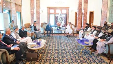 اسحاق ڈارکی افغان عبوری وزیرِ اعظم ملا محمد حسن اخوند سے ملاقات