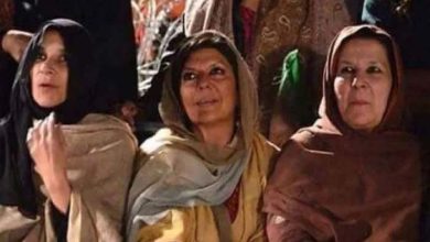 پولیس حراست میں بانی پی ٹی آئی کی تینوں بہنوں کا دھرنا