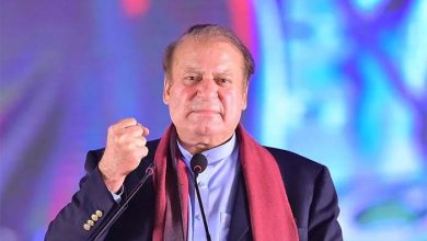 نواز شریف لندن پہنچ گئے، ایون فیلڈ کے باہر ن لیگ اور پی ٹی آئی کارکن آمنے سامنے