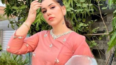 غنیٰ علی کا اداکاری سے کنارہ کشی کا کوئی ارادہ نہیں، فنی سفر جاری رکھنے کا اعلان لاہور: پاکستان شوبز انڈسٹری کی باصلاحیت اداکارہ غنیٰ علی نے حالیہ انٹرویو میں شوبز سے کنارہ کشی کی خبروں کی واضح تردید کرتے ہوئے کہا ہے کہ اداکاری ان کا جنون ہے اور وہ فنی سفر کو جاری رکھنے کے لیے پُرعزم ہیں۔ اداکارہ نے وضاحت کی کہ رمضان المبارک کے دوران وہ اعتکاف میں تھیں، اسی دوران ان کے بھائی نے ان کی انسٹاگرام اسٹوری پر شوبز چھوڑنے کا پیغام شیئر کر دیا، جس کی وجہ سے مداحوں میں غلط فہمی پیدا ہوئی۔ غنیٰ علی کے مطابق، ان کے بھائی اور کچھ قریبی رشتہ دار چاہتے ہیں کہ وہ میڈیا سے دور ہو جائیں، تاہم وہ زبردستی نہیں کرتے بلکہ ان کی محبت اور احترام کا مظاہرہ کرتے ہوئے ان کے فیصلے کا احترام کرتے ہیں۔ غنیٰ علی نے مزید کہا کہ وہ معیاری اور بامقصد کرداروں میں کام کرنے کو ترجیح دیتی ہیں اور کبھی روایتی ہیروئن بننے کی خواہشمند نہیں رہیں۔ انہوں نے کہا، "اداکاری میرا جنون ہے، اور میں شوبز کا حصہ رہ کر اچھے پراجیکٹس میں کام کرنا چاہتی ہوں۔" اداکارہ کے اس بیان نے ان کے مداحوں کے دل جیت لیے ہیں، جو ان کی واپسی اور نئے کرداروں کا بے چینی سے انتظار کر رہے ہیں۔