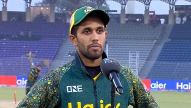 "اس سے کوئی فرق نہیں پڑتا ہے کہ کوئی کتنی وضاحت کرے، کھلاڑی کو ذمہ داری قبول کرنی چاہیے۔ اعتماد کلیدی چیز ہے - جب آپ اپنے آپ پر یقین رکھتے ہیں، کارکردگی اس کے بعد ہوتی ہے۔" 🏆 ٹیم پہلی ذہنیت اپنی استعداد اور مثبت توانائی کے لیے جانا جاتا ہے، حارث نے کہا کہ بیٹنگ کی پوزیشن ان کے لیے کوئی اہمیت نہیں رکھتی - اس کا حتمی مقصد ٹیم کے لیے ڈیلیور کرنا ہے۔ "میں ہمیشہ کسی بھی پوزیشن پر بلے بازی کے لیے تیار رہتا ہوں۔ نمبروں سے اتنا فرق نہیں پڑتا جتنا اثر ہوتا ہے۔ میری توجہ ٹیم کی کارکردگی پر ہے۔" 💪 خیبرپختونخوا کی خاموش طاقت حارث نے خیبرپختونخوا کے کرکٹرز کے مسلسل عروج کو سراسر محنت اور نچلی سطح پر ترقی کی وجہ بھی قرار دیا۔ "کلب کرکٹ سے لے کر ڈومیسٹک لیول تک، کے پی کے کھلاڑی سارا سال شامل رہتے ہیں۔ یہاں کی بھوک اور نظم و ضبط بے مثال ہے۔" 🧠 تکنیک کے معاملات، یہاں تک کہ T20 میں بھی اس خیال کے برعکس کہ T20 کرکٹ صرف پاور ہٹنگ کے بارے میں ہے، حارث نے تکنیک کی اہمیت پر زور دیا۔ "بیٹنگ کی تکنیک اب بھی بہت اہم ہے، خاص طور پر T20 میں۔ یہ آپ کو میچ کے مختلف حالات کو زیادہ مؤثر طریقے سے ڈھالنے میں مدد دیتی ہے۔"