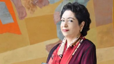 جنگ بندی پیچیدہ لیکن اہم ہے ماضی کے واقعات پر روشنی ڈالتے ہوئے، ڈاکٹر لودھی نے اس بات پر زور دیا کہ تاریخ میں جنگ بندی شاذ و نادر ہی ہوتی ہے، لیکن یہ بات چیت اور سفارت کاری کے لیے جگہ پیدا کرتی ہے۔ انہوں نے مزید کہا کہ حقیقی ثالثی صرف اس وقت ہوتی ہے جب دونوں فریق حقیقی طور پر رضامند ہوں، اور اس لمحے کو مزید کشیدگی سے بچنے کے لیے ایک موقع کے طور پر دیکھا جانا چاہیے۔ بھارت کی غلط فہمی اور سیاسی نتیجہ ڈاکٹر لودھی کے مطابق، بھارت نے پاکستان کے دفاعی عزم کا غلط اندازہ لگایا، یہ فرض کرتے ہوئے کہ یہ اس کی معیشت کی طرح کمزور ہوگا۔ تاہم، نتیجہ کچھ اور ثابت ہوا۔ اس نے مزید دعویٰ کیا کہ وزیر اعظم نریندر مودی کو سیاسی طور پر اس نتیجے میں نقصان اٹھانا پڑا، جس نے اس بات پر روشنی ڈالی کہ اس طرح کی غلطیوں کے گھریلو سیاسی نتائج کیسے نکل سکتے ہیں۔ ان کے تبصرے ہندوستان اور پاکستان کے درمیان باضابطہ طور پر اعلان کردہ جنگ بندی کے تناظر میں سامنے آئے ہیں، جو بین الاقوامی سفارتی کوششوں کے ساتھ ثالثی کی گئی ہے، جو علاقائی استحکام اور امن کے لیے ایک اہم لمحہ ہے۔