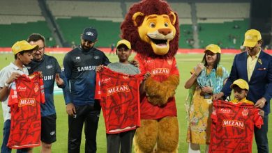 پی ایس ایل 10: پی سی بی نے بچوں میں کینسر سے آگاہی کا دن منایا، معصوم مہمانوں کے چہرے کھل اٹھے لاہور: پاکستان کرکٹ بورڈ (پی سی بی) نے پاکستان سپر لیگ (پی ایس ایل) سیزن 10 کے دوران بچوں میں کینسر سے آگاہی پیدا کرنے کے لیے ایک خصوصی دن منایا، جس کا مقصد بیماری سے لڑنے والے بچوں کو حوصلہ دینا اور اس اہم مسئلے پر عوامی توجہ مبذول کرانا تھا۔ قذافی اسٹیڈیم لاہور میں کوئٹہ گلیڈی ایٹرز اور اسلام آباد یونائیٹڈ کے درمیان ہونے والے میچ کے دوران تین کینسر میں مبتلا بچوں کو اعزازی مہمان کے طور پر مدعو کیا گیا۔ ان بچوں نے دونوں ٹیموں کے کپتانوں، سعود شکیل اور شاداب خان کے ساتھ میدان میں کرکٹ کھیل کر لمحے یادگار بنا دیے۔ اس جذباتی لمحے میں کھلاڑیوں نے نہ صرف بچوں کے ساتھ تصاویر بنوائیں بلکہ انہیں اپنی دستخط شدہ شرٹس بھی تحفے میں دیں، جس سے بچوں کے چہروں پر خوشی اور حوصلے کی روشنی نظر آئی۔ پی سی بی کی یہ کاوش سوشل ذمہ داری کی ایک خوبصورت مثال بنی، جہاں کھیل کے میدان کو صرف مقابلے کا نہیں بلکہ پیغام رسانی اور انسانیت نوازی کا ذریعہ بھی بنایا گیا۔