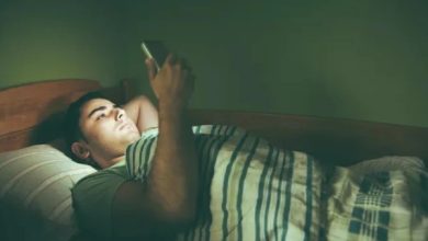 رات کو موبائل کا استعمال کم کریں، نیند بہتر بنائیں — ماہرین کا مشورہ