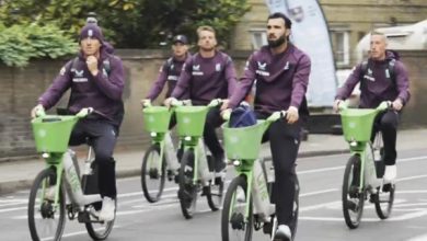 ویسٹ انڈیز کے خلاف آخری ون ڈے میں انوکھی تاخیر، انگلش ٹیم ٹریفک جام میں پھنس کر سائیکلوں پر پہنچی