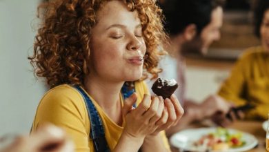 ماہواری سے قبل خواتین میں میٹھے کھانوں کی خواہش کیوں بڑھتی ہے؟ تحقیق سے دلچسپ انکشاف