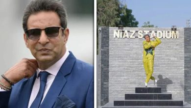 وسیم اکرم کا مجسمہ موضوع بحث، سوئنگ کے سلطان کا مزاحیہ ردعمل سوشل میڈیا پر وائرل