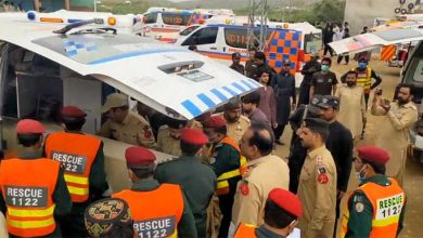 کرم حادثے کے بعد بروقت امدادی کارروائیاں، تحقیقات اور حفاظتی اقدامات کا آغاز ضلع کرم کے علاقے گنداؤ میں پیش آنے والے المناک حادثے کے بعد جہاں سات قیمتی جانیں ضائع ہوئیں، وہیں ایک مثبت پہلو یہ ہے کہ ریسکیو اداروں نے فوری طور پر امدادی کارروائیاں شروع کیں اور زخمیوں کو بروقت اسپتال پہنچایا، جس سے مزید جانی نقصان سے بچا جا سکا۔ حادثے کے فوری بعد مقامی انتظامیہ، پولیس اور ریسکیو ٹیموں نے جائے وقوعہ پر پہنچ کر متاثرہ افراد کی لاشوں اور زخمیوں کو محفوظ طریقے سے اسپتال منتقل کیا۔ زخمیوں کو فوری طبی امداد فراہم کی جا رہی ہے، اور ان کی حالت پر نظر رکھی جا رہی ہے۔ پولیس کی جانب سے حادثے کی مکمل تحقیقات کا آغاز کر دیا گیا ہے، تاکہ اصل وجوہات کا تعین کیا جا سکے اور مستقبل میں ایسے واقعات سے بچنے کے لیے سڑکوں پر حفاظتی اقدامات مزید بہتر بنائے جا سکیں۔ مقامی کمیونٹی اور ریسکیو ادارے سوگوار خاندانوں کے ساتھ اظہارِ یکجہتی کر رہے ہیں اور ان کی ہر ممکن مدد کے لیے متحرک ہیں۔ اس افسوسناک واقعے کے بعد حکومت اور ضلعی انتظامیہ نے اس عزم کا اظہار کیا ہے کہ علاقے میں ٹرانسپورٹ اور سڑکوں کی بہتری کے لیے فوری اقدامات کیے جائیں گے۔ یہ بروقت اور مربوط ردعمل ایک امید کی کرن ہے کہ مشکل وقت میں ریاستی ادارے اور عوام ایک دوسرے کے ساتھ کھڑے ہیں، اور مستقبل میں محفوظ سفری ماحول کی جانب پیش قدمی جاری ہے۔