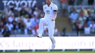 بنگلا دیش کو سری لنکا کے خلاف پہلے ون ڈے میں 77 رنز سے شکست کا سامنا کرنا پڑا، مہمان ٹیم نے محض 5 رنز پر اپنی 7 وکٹیں گنوا دی تھیں جس کے باعث میچ ہاتھ سے نکل گیا۔ کولمبو میں کھیلے گئے میچ میں میزبان ٹیم نے 245 رنز کا ہدف دیا تھا جس کے جواب میں مہمان ٹیم نے مثبت آغاز فراہم کیا تاہم 100 رنز پر دوسری وکٹ گرنے کے بعد بنگلا دیشی ٹیم سنبھل نہ سکی اور دیکھتے ہی دیکھتے 105 رنز پر 8 کھلاڑی پویلین لوٹ گئے۔ اس دوران، ذاکر علی کچھ مزاحمت کرتے ہوئے 64 گیندوں پر 51 رنز کی اننگز کھیلی لیکن ٹیم کو فتح دلانے میں کامیاب نہ ہو سکے۔ شکست کے بعد بنگلا دیش ٹیم کے فاسٹ بولر تسکین احمد کا کہنا تھا کہ 17ویں اوور میں نجم الحسین شانتو کے رن آؤٹ ہونے کے بعد 18ویں اوور میں دو وکٹیں گرنے سے میچ سری لنکا کے حق میں چلا گیا۔ تسکین احمد کا کہنا تھا کہ ’’میں توقع کر رہا تھا کہ اگر ہمارے پاس پانچ سے سات اوورز ہوئے تو میچ جیت جائیں گے۔‘‘ فاسٹ بولر کا اندازہ درست بھی لگ رہا تھا، کیونکہ تنزید حسن اور نجم الحسن شانتو نے صرف 16 اوورز میں ٹیم کا اسکور 96 رنز ایک وکٹ کے نقصان پر پہنچا دیا تھا، جبکہ ہدف 245 رنز تھا۔ لیکن اکثر اوقات توقعات حقیقت سے مختلف ہوتی ہیں، اور اچانک بیٹنگ لائن لڑکھڑا جاتی ہے۔ بنگلا دیش نے صرف پانچ رنز کے دوران اپنی سات وکٹیں گنوا دیں۔ تسکین احمد نے اعتراف کیا کہ یقینی طور پر، ہم نے درمیانی مرحلے میں بہت بری بیٹنگ کی لیکن 16 اوورز میں 100 رنز بنا کر ہم نے اچھا آغاز کیا تھا لیکن پھر 100 رنز پر 2 اور 107 رنز پر 8 کھلاڑیوں کا آؤٹ ہونا بہت مہنگا پڑا۔ فاسٹ بولر نے کہا کہ ’’ذاکر علی نے بہت اچھی بیٹنگ کی اور وہ وکٹ پر جَم کر کھیل رہے تھے، اگر ان کے ساتھ مزید دو سے تین بلے باز ہوتے تو ہم میچ جیت سکتے تھے۔ لیکن تسلیم کرتے ہیں کہ ہم نے اچھی بیٹںگ نہیں کی کیونکہ وکٹ بھی خراب نہیں تھی، یہ ہماری ناکامی ہے۔‘‘ تسکین احمد کا کہنا تھا کہ شاید اوپر تلے وکٹیں گرنے سے ہم گھبرا گئے اور میچ ہار بیٹھے، دباؤ میں آکر اپنی مزید وکٹیں بھی گنوائیں۔