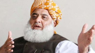 جمہوری استحکام کی جانب قدم: جے یو آئی (ف) نے خیبرپختونخوا حکومت کے خلاف عدم اعتماد کا حصہ نہ بننے کی یقین دہانی کرا دی پشاور/اسلام آباد: ملک میں سیاسی درجہ حرارت میں بتدریج کمی اور جمہوری عمل کو مستحکم بنانے کی جانب ایک اہم پیشرفت سامنے آئی ہے، جمعیت علمائے اسلام (ف) کے سربراہ مولانا فضل الرحمٰن نے تحریک انصاف کو خیبرپختونخوا حکومت کے خلاف کسی بھی عدم اعتماد کی تحریک کا حصہ نہ بننے کی یقین دہانی کرا دی ہے۔ سیاسی حلقوں کا کہنا ہے کہ یہ پیشرفت صوبے میں سیاسی استحکام، ترقیاتی عمل کی روانی اور عوامی فلاحی منصوبوں کے تسلسل کے لیے ایک مثبت قدم ہے۔ 🕊️ سیاسی کشیدگی کے بجائے مکالمے کی راہ دوسری جانب جیل میں قید تحریک انصاف کے 5 سینئر رہنماؤں نے موجودہ سیاسی بحران سے نکلنے کے لیے مذاکرات کو واحد راستہ قرار دے دیا ہے۔ شاہ محمود قریشی، یاسمین راشد، میاں محمود الرشید، اعجاز چوہدری اور عمر سرفراز چیمہ نے ایک مشترکہ خط میں کہا کہ: "مذاکرات میں بانی تحریک انصاف سمیت تمام گرفتار رہنماؤں کو شامل کیا جانا چاہیے۔ ہم سیاسی حل کے حامی ہیں، مگر پہل حکومت کو کرنی چاہیے۔" 🔍 اعتماد کی فضا بحال ہونے کی امید سیاسی تجزیہ کار اس پیشرفت کو پارلیمانی جمہوریت کی بحالی اور سیاسی افہام و تفہیم کی جانب پیش قدمی قرار دے رہے ہیں۔ مولانا فضل الرحمٰن کا مؤقف سیاسی انتقامی کارروائیوں کے بجائے قومی مفاہمت کی حمایت کی علامت کے طور پر دیکھا جا رہا ہے۔ 📌 آئندہ کا لائحہ عمل؟ ذرائع کا کہنا ہے کہ جیل میں موجود پی ٹی آئی رہنماؤں کا یہ مؤقف بانی پی ٹی آئی کی براہ راست مشاورت کے بغیر سامنے آیا، تاہم یہ عندیہ ضرور دیا گیا ہے کہ پارٹی کے اندر نرم رویے اور بات چیت کی فضا بن رہی ہے۔ 🌟 سیاسی استحکام اور مذاکرات کی طرف یہ رجحان نہ صرف صوبہ خیبرپختونخوا بلکہ پوری قوم کے لیے امید کی کرن ہے، جہاں اختلافات کے باوجود جمہوری اداروں کو مضبوط رکھنے پر اتفاقِ رائے قائم ہو رہا ہے۔
