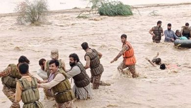 پشاور (نمائندہ خصوصی) — خیبر پختونخوا میں حالیہ بارشوں اور تباہ کن سیلاب نے شدید جانی و مالی نقصان پہنچایا ہے۔ پروونشل ڈیزاسٹر مینجمنٹ اتھارٹی (PDMA) نے گزشتہ 48 گھنٹوں کے دوران نقصانات کی تفصیلات جاری کرتے ہوئے بتایا ہے کہ مختلف حادثات میں 307 افراد جاں بحق ہو چکے ہیں، جن میں 279 مرد، 15 خواتین اور 13 بچے شامل ہیں۔ مزید بتایا گیا کہ ان واقعات میں 23 افراد زخمی بھی ہوئے، جن میں 17 مرد، 4 خواتین اور 2 بچے شامل ہیں۔ گھروں کو نقصان، امدادی سرگرمیاں جاری پی ڈی ایم اے کے مطابق سیلاب اور بارشوں کے باعث 74 مکانات متاثر ہوئے ہیں، جن میں سے 11 مکمل تباہ جبکہ 63 کو جزوی نقصان پہنچا ہے۔ سب سے زیادہ متاثرہ اضلاع میں سوات، بونیر، باجوڑ، تورغر، مانسہرہ، شانگلہ اور بٹگرام شامل ہیں۔ متاثرہ اضلاع کے لیے حکومت کی جانب سے 50 کروڑ روپے کا امدادی پیکج جاری کیا گیا ہے، جس کی تفصیلات درج ذیل ہیں: بونیر: 15 کروڑ روپے باجوڑ، بٹگرام، مانسہرہ: 10، 10 کروڑ روپے سوات: 5 کروڑ روپے بونیر سب سے زیادہ متاثر — بیرسٹر سیف خیبر پختونخوا کے مشیر اطلاعات بیرسٹر محمد علی سیف نے میڈیا کو بتایا کہ سیلاب سے 11 اضلاع متاثر ہوئے ہیں اور متاثرہ افراد کی مجموعی تعداد 3,817 ہے۔ ان کے مطابق: بونیر میں 159 افراد جاں بحق ہوئے جبکہ 100 افراد کو زندہ بچایا گیا۔ باجوڑ میں 20 اموات ہوئیں اور 1 فرد لاپتا ہے۔ بٹگرام میں 11 لاشیں برآمد ہو چکی ہیں، جبکہ 10 افراد تاحال لاپتا ہیں۔ انہوں نے کہا کہ 32 افراد اب بھی لاپتا ہیں، جن کی تلاش کا عمل جاری ہے۔ ریسکیو آپریشن: 545 اہلکار، 90 گاڑیاں اور کشتیاں متحرک حکومت خیبر پختونخوا نے فوری ریسکیو آپریشن شروع کر دیا ہے، جس میں 545 اہلکاروں کے ساتھ 90 گاڑیاں اور کشتیاں متاثرہ علاقوں میں امدادی سرگرمیوں میں حصہ لے رہی ہیں۔ امداد، تلاش، زخمیوں کی منتقلی اور ریلیف کی فراہمی کے لیے تمام ادارے ہائی الرٹ پر ہیں۔