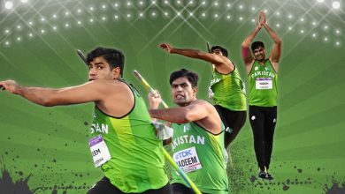 لندن، 10 اگست 2025 — پاکستان کے اولمپک ہیرو اور نیزہ بازی کے عالمی ریکارڈ ہولڈر ارشد ندیم کے اعزاز میں لندن میں پاکستانی ہائی کمیشن میں ایک پروقار تقریب کا انعقاد کیا گیا، جس میں برطانیہ میں تعینات ہائی کمشنر ڈاکٹر محمد فیصل نے ان کی اولمپک فتح کی پہلی سالگرہ پر بھرپور خراجِ تحسین پیش کیا۔ تقریب میں ہائی کمیشن کے افسران، عملہ، پاکستانی کمیونٹی کے معزز افراد اور ارشد ندیم کے کوچ سلمان اقبال بٹ نے شرکت کی۔ یہ موقع ارشد ندیم کی 2024 پیرس اولمپکس میں تاریخی کارکردگی اور عالمی سطح پر پاکستان کی کامیابی کا جشن تھا۔ ہائی کمشنر ڈاکٹر محمد فیصل نے تقریب سے خطاب کرتے ہوئے کہا: "ارشد ندیم نے دنیا کو دکھا دیا کہ عزم، محنت اور قومی جذبے کے ساتھ ہر خواب ممکن ہے۔ وہ پاکستان کے نوجوانوں کے لیے ایک حقیقی رول ماڈل ہیں۔" تقریب کے دوران ارشد ندیم کو پاکستانی ہائی کمیشن کی جانب سے اعزازی شیلڈ بھی پیش کی گئی، جو ان کی اولمپکس میں شاندار کارکردگی کا باقاعدہ اعتراف ہے۔ ارشد ندیم نے اس موقع پر اپنے خیالات کا اظہار کرتے ہوئے کہا: "یہ عزت افزائی میرے لیے بڑے اعزاز کی بات ہے۔ میں مزید محنت کر کے پاکستان کے لیے مزید فتوحات حاصل کرنا چاہتا ہوں۔" اس تقریب نے نہ صرف ایک قومی ہیرو کو خراجِ تحسین پیش کیا بلکہ کھیلوں میں پاکستان کی ابھرتی ہوئی صلاحیتوں کو عالمی سطح پر اجاگر کیا۔ تجزیہ کاروں کے مطابق، ایسے مثبت اقدامات نوجوان نسل کو حوصلہ دیتے ہیں کہ وہ عالمی مقابلوں میں پاکستان کا نام مزید روشن کریں۔