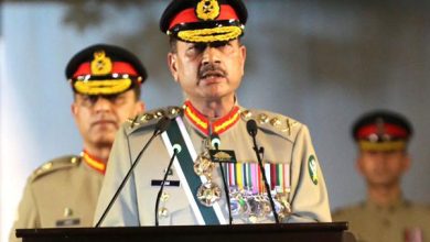 یومِ آزادی پر فیلڈ مارشل عاصم منیر کا قوم سے خطاب: پاکستان ناقابل تسخیر قلعہ ہے، خودمختاری پر سمجھوتہ نہیں ہوگا راولپنڈی (نمائندہ خصوصی) — پاکستان کے 78ویں یومِ آزادی کے موقع پر چیف آف آرمی اسٹاف فیلڈ مارشل سید عاصم منیر نے قوم کے نام خصوصی پیغام جاری کیا ہے اور تمام اہل وطن کو دل کی گہرائیوں سے مبارکباد دی ہے۔ فیلڈ مارشل عاصم منیر نے کہا کہ پاکستان اپنے بزرگوں اور برصغیر کے مسلمانوں کی عظیم قربانیوں کا منہ بولتا ثبوت ہے اور عالمِ اسلام کا ایک ناقابل تسخیر قلعہ ہے۔ انہوں نے پاکستان کو بین المذاہب ہم آہنگی اور مذہبی آزادی کی بہترین مثال قرار دیا۔ انہوں نے دہشتگردی کے خلاف جاری جنگ میں پاکستان کی بھاری قربانیوں کو یاد کرتے ہوئے "آپریشن بنیان مرصوص" کو افواج پاکستان کی ولولے اور قربانی کی علامت قرار دیا۔ فیلڈ مارشل نے کہا کہ بھارتی حکومت کی طرف سے شہری آبادی کو نشانہ بنانے پر بھرپور اور فیصلہ کن جواب دیا گیا۔ امن کی خواہش کے باوجود انہوں نے کہا کہ پاکستان اپنی خودمختاری اور آزادی پر کسی بھی قسم کا سمجھوتہ نہیں کرے گا۔ اگر ملک کی سالمیت کو چیلنج کیا گیا تو فوری اور سخت ردعمل دیا جائے گا۔ فیلڈ مارشل نے کشمیر اور فلسطین کے حق میں دوٹوک موقف اختیار کرتے ہوئے کہا کہ پاکستان مقبوضہ کشمیر کے مظلوم عوام کی جدوجہد آزادی کی مکمل حمایت کرتا ہے اور مسئلہ کشمیر کا حل اقوام متحدہ کی قراردادوں کے مطابق کشمیریوں کو حقِ خودارادیت دینا ہے۔ انہوں نے فلسطینی عوام کے ساتھ یکجہتی کا اظہار کرتے ہوئے عالمی برادری سے ان کے حقوق کے تحفظ کے لیے فوری اقدامات کی اپیل کی۔ آخر میں، انہوں نے شہداء کو خراجِ تحسین پیش کرتے ہوئے کہا کہ پاک فوج پاکستان کے استحکام، ترقی اور خوشحالی کے لیے ہر قسم کے روایتی، غیر روایتی اور ہائبرڈ خطرات سے نمٹنے کے لیے مکمل طور پر تیار ہے۔ یہ پیغام قوم کو جذبہ حب الوطنی سے سرشار کرنے اور ملک کی سلامتی و خودمختاری کے تحفظ کا عزم دہرانے کا مظہر ہے۔