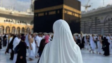 اسلام آباد: نجی حج آپریٹرز کی اسکیم کے تحت رواں سال حج سے محروم رہ جانے والے تقریباً 25 سے 26 ہزار عازمین کو آئندہ سال بغیر کسی اضافی رقم کے حج ادا کرنے کی اجازت دی جائے گی۔ ذرائع کے مطابق نجی حج آپریٹرز کی نمائندہ تنظیم HOAP نے وزارت مذہبی امور کو یقین دہانی کرائی ہے کہ ان عازمین کی جمع کروائی گئی رقم سعودی عرب میں محفوظ ہے اور انہیں دوبارہ کوئی اضافی ادائیگی نہیں کرنی پڑے گی۔ وفاقی وزیر مذہبی امور نے بھی اس بات کی باقاعدہ تصدیق کر دی ہے۔ سعودی عرب کے بینکنگ سسٹم میں "والٹ" اکاؤنٹس کے تحت تقریباً 490 ملین سعودی ریال (تقریباً 36 ارب پاکستانی روپے) نجی اسکیم کے عازمین کے لیے محفوظ رکھے گئے ہیں۔ وزارت مذہبی امور کے ذرائع نے بتایا کہ گزشتہ سال دعویٰ کیا گیا تھا کہ 67 ہزار کے حج کوٹے کا مکمل استعمال ہوا، لیکن حقیقت میں صرف تقریباً 63 ہزار عازمین نے حج کیا، جس کی وجہ سے ہزاروں پاکستانی حج سے محروم رہ گئے۔ اس ناکامی کا ذمہ دار وزارت مذہبی امور اور نجی حج آپریٹرز کو قرار دیا گیا ہے۔ اس سلسلے میں سینیٹ کی قائمہ کمیٹی برائے مذہبی امور نے بھی وزارت اور نجی حج آپریٹرز کی ناقص کارکردگی پر گہری تشویش کا اظہار کیا ہے اور اس معاملے کی سخت جانچ پڑتال کا مطالبہ کیا ہے۔