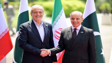 عمران خان کی رہائی ایک گھنٹے میں ممکن لیکن وہ ڈیل نہیں کریں گے، اسد قیصر صوابی (3 اگست 2025) – پاکستان تحریک انصاف کے سینئر رہنما اور سابق اسپیکر قومی اسمبلی اسد قیصر نے کہا ہے کہ پی ٹی آئی کے بانی عمران خان کی رہائی ایک گھنٹے میں ممکن ہے، لیکن وہ اصولوں پر سمجھوتہ نہیں کریں گے اور کسی قسم کی ڈیل کو قبول نہیں کریں گے۔ صوابی میں ایک پریس کانفرنس کے دوران اسد قیصر نے کہا کہ 5 اگست کو منعقد کی جانے والی احتجاجی ریلی کے تمام انتظامات مکمل کر لیے گئے ہیں۔ انہوں نے واضح کیا کہ تحریک انصاف کی جدوجہد آئین اور قانون کے دائرے میں پرامن طریقے سے جاری رہے گی۔ 5 اگست کی اہمیت پر زور اسد قیصر نے کہا کہ 5 اگست کی تاریخ پارٹی کے لیے اس لیے اہم ہے کیونکہ اسی دن عمران خان کو گرفتار کیا گیا تھا۔ "ہم چاہتے ہیں کہ عمران خان کے خلاف مقدمات کا ٹرائل میرٹ پر ہو، بغیر کسی دباؤ یا سیاسی مداخلت کے،" انہوں نے کہا۔ انہوں نے پی ٹی آئی رہنماؤں شبلی فراز اور زرتاج گل کو دی گئی سزاؤں کو غیرمنصفانہ قرار دیتے ہوئے عدالتی نظام میں شفافیت کا مطالبہ کیا۔ وزیراعلیٰ کے پی کے استعفے کی خبروں کی تردید اسد قیصر نے علی امین گنڈاپور کے استعفے سے متعلق افواہوں کی سختی سے تردید کرتے ہوئے کہا کہ "اس حوالے سے کوئی مصدقہ اطلاع یا فیصلہ موجود نہیں۔" معاشی اور علاقائی پالیسی پر مؤقف اسد قیصر نے کہا کہ تحریک انصاف کی معاشی پالیسی واضح ہے: پاکستان کو دنیا کے ساتھ برابری کی سطح پر تجارت کرنی چاہیے۔ انہوں نے زور دیا کہ ملکی وسائل کا غلط استعمال یا ان کا بیرونِ ملک بہاؤ قبول نہیں کیا جا سکتا۔ انہوں نے افغانستان کے راستے تجارت کو بحال کرنے کی اہمیت پر بھی زور دیا تاکہ پاکستان کی معیشت کو استحکام مل سکے اور خطے میں امن اور ترقی کو فروغ دیا جا سکے۔