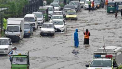 لاہور: صوبہ پنجاب میں مون سون بارشوں کے ساتویں اسپیل کے پیشِ نظر پراونشل ڈیزاسٹر مینجمنٹ اتھارٹی (پی ڈی ایم اے) نے فلڈ ایڈوائزری جاری کر دی ہے، جس میں ممکنہ سیلابی صورتحال سے نمٹنے کے لیے تمام متعلقہ اداروں کو الرٹ رہنے کی ہدایت کی گئی ہے۔ ترجمان پی ڈی ایم اے کے مطابق مون سون بارشوں کا نیا اسپیل 13 اگست سے شروع ہوگا، جس کے نتیجے میں دریائے ستلج، راوی، چناب، جہلم اور ان سے منسلک ندی نالوں میں پانی کی سطح میں خطرناک حد تک اضافہ متوقع ہے۔ ڈی جی پی ڈی ایم اے، عرفان علی کاٹھیا نے کہا ہے کہ وزیراعلیٰ پنجاب کی ہدایات کے مطابق تمام متعلقہ محکمے فوری طور پر پیشگی انتظامات مکمل کریں اور ایمرجنسی کنٹرول رومز میں 24 گھنٹے عملہ موجود رکھا جائے۔ انہوں نے ریسکیو 1122 کی ڈیزاسٹر رسپانس ٹیموں کو بھی ہائی الرٹ رہنے کی ہدایت جاری کی ہے۔ فلڈ ایڈوائزری کے تحت صوبے بھر کے کمشنرز، ڈپٹی کمشنرز، لوکل گورنمنٹ، محکمہ زراعت، آبپاشی، صحت، جنگلات، لائیو اسٹاک اور ٹرانسپورٹ کو الرٹ جاری کر دیا گیا ہے۔ ڈی جی پی ڈی ایم اے نے عوام سے اپیل کی ہے کہ وہ احتیاطی تدابیر پر عمل کریں اور دریاؤں، نہروں، ندی نالوں اور تالابوں میں نہانے سے گریز کریں۔ ممکنہ خطرات کے پیشِ نظر دریائی پاٹ میں رہائش پذیر افراد اور مال مویشیوں کا بروقت انخلاء یقینی بنایا جائے۔ عوام کو مشورہ دیا گیا ہے کہ کسی بھی ایمرجنسی کی صورت میں فوراً پی ڈی ایم اے کی ہیلپ لائن 1129 پر رابطہ کریں تاکہ فوری امدادی کارروائیاں عمل میں لائی جا سکیں۔ پی ڈی ایم اے کی جانب سے کہا گیا ہے کہ صورتحال پر مسلسل نظر رکھی جا رہی ہے اور عوام کو وقتاً فوقتاً آگاہ کیا جاتا رہے گا۔
