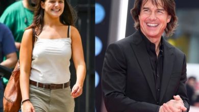 🌟 سوری کروز کی نیویارک میں جھلک، سوشل میڈیا پر دھوم — کیا نئی اسٹار ہالی ووڈ کی راہ پر؟ نیویارک (شوبز ڈیسک): ہالی ووڈ کے مقبول سابق جوڑے ٹام کروز اور کیٹی ہولمز کی بیٹی سوری کروز نے ایک بار پھر سوشل میڈیا پر تہلکہ مچا دیا ہے۔ 19 سالہ سوری کو حال ہی میں نیویارک میں اپنی والدہ کی فلم "ہیپی آورز" کی شوٹنگ کے دوران دیکھا گیا، جہاں ان کی دلکش موجودگی نے مداحوں کو حیران کر دیا۔ 📸 ٹام کروز کی "کاپی"؟ سوری کی وائرل تصاویر اور ویڈیوز پر مداحوں کی جانب سے بھرپور ردعمل سامنے آیا ہے۔ سوشل میڈیا صارفین کا کہنا ہے کہ سوری کی مسکراہٹ، اسٹائل اور چہرے کے نقوش اپنے والد ٹام کروز سے حیرت انگیز حد تک مشابہ ہیں۔ ایک صارف نے لکھا: "سوری کروز بالکل ٹام کروز کی نوجوان جھلک لگتی ہیں!" 🎬 ہالی ووڈ میں انٹری؟ مداحوں میں یہ سوال زور پکڑ چکا ہے کہ آیا سوری کروز اپنے والدین کے نقشِ قدم پر چلتے ہوئے ہالی ووڈ میں قدم رکھیں گی؟ ان کی شخصیت، خوداعتمادی اور کیمرا فرینڈلی انداز دیکھ کر فینز پُرامید ہیں کہ وہ بھی مستقبل کی ایک نئی اسٹار ثابت ہو سکتی ہیں۔ ❤️ والدین کی یادگار محبت سوری 2006 میں اس وقت پیدا ہوئیں جب ٹام کروز اور کیٹی ہولمز کی جوڑی ہالی ووڈ کی سب سے مشہور جوڑیوں میں شمار ہوتی تھی۔ لیکن یہ شادی زیادہ دیر برقرار نہ رہ سکی اور 2012 میں دونوں کی راہیں جدا ہو گئیں۔ تب سے سوری اپنی والدہ کے ساتھ نیویارک میں مقیم ہیں اور کیٹی ہولمز کے ساتھ قریبی تعلق رکھتی ہیں۔ 💑 نئی محبتوں کی بازگشت ادھر، ٹام کروز کے حوالے سے افواہیں گردش کر رہی ہیں کہ ان کے اداکارہ انا ڈی آرمس کے ساتھ تعلقات ہیں۔ دوسری جانب، کیٹی ہولمز بھی ایک ساتھی اداکار کے ساتھ قریبی روابط میں نظر آتی ہیں، جس پر میڈیا کی نظریں مرکوز ہیں۔ ✨ کیا سوری کروز اگلی بڑی اسٹار ہوں گی؟ مداحوں اور انٹرٹینمنٹ انڈسٹری کے مبصرین کی نظریں اب سوری کروز پر ہیں۔ ان کے انداز، شخصیت اور موجودگی اس بات کی گواہی دے رہی ہے کہ وہ بھی ہالی ووڈ میں اپنی پہچان بنا سکتی ہیں۔ کیا وہ جلد اسکرین پر جلوہ گر ہوں گی؟ وقت ہی بتائے گا!