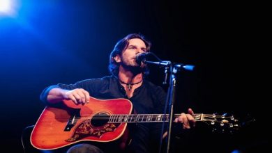 معروف کنٹری گلوکار بریٹ جیمز فضائی حادثے میں اہلیہ اور بیٹی سمیت ہلاک