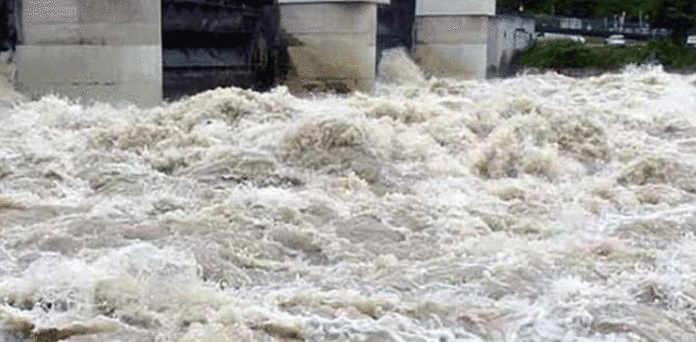 بھارت سے دوسرا بڑا سیلابی ریلا دریائے چناب میں داخل، ہیڈ مرالہ پر انتہائی اونچے درجے کا سیلاب