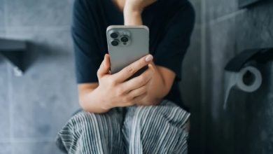 بیت الخلا میں موبائل فون کا استعمال: معمولی عادت یا صحت کے لیے خطرہ؟