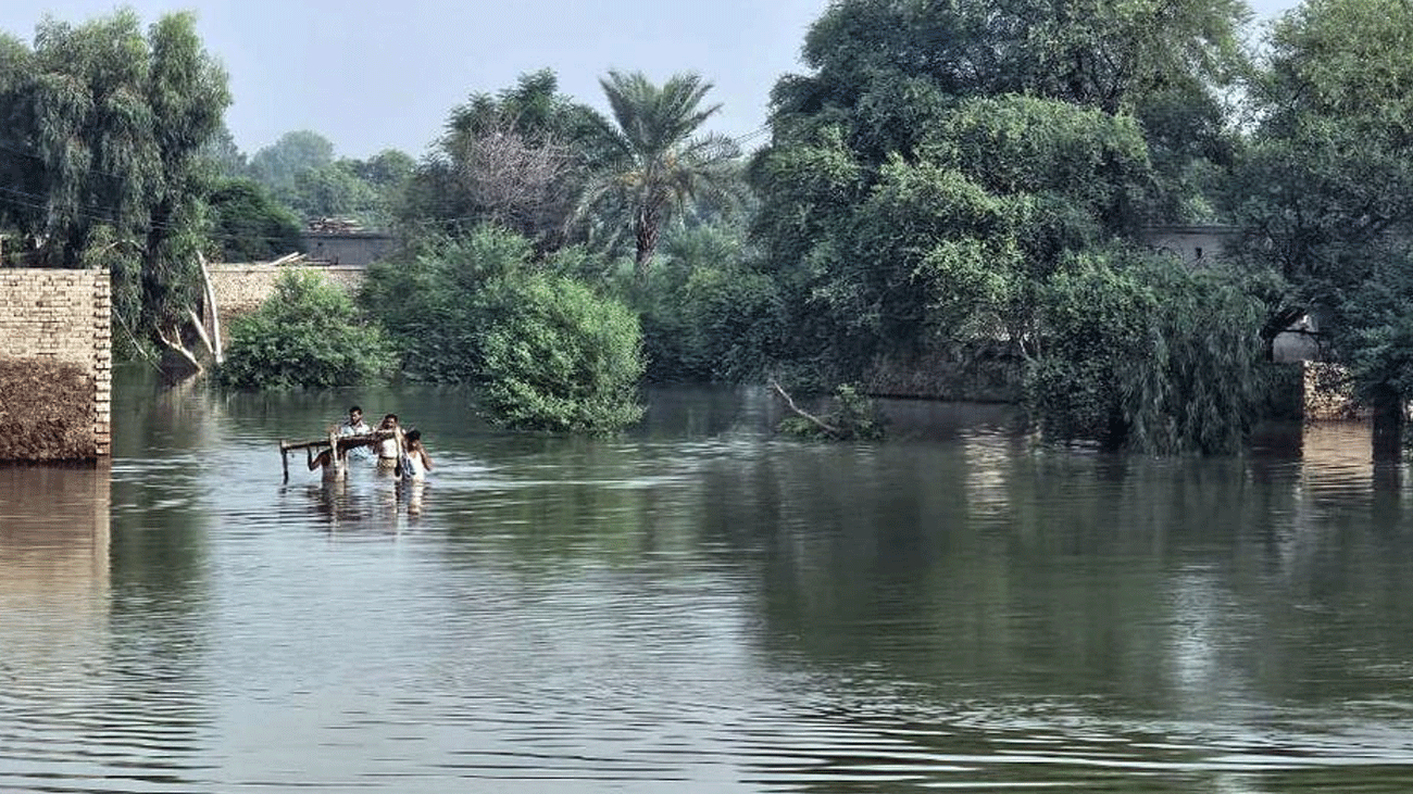 اسلام آباد: محکمہ موسمیات کے مطابق آئندہ 24 گھنٹوں کے دوران ملک کے بیشتر علاقوں میں موسم گرم اور خشک رہنے کا امکان ہے، تاہم کچھ علاقوں میں بارش کی پیشگوئی کی گئی ہے جس سے موسم جزوی طور پر خوشگوار ہو سکتا ہے۔ محکمہ موسمیات کے مطابق پنجاب کے جنوبی اضلاع بہاولنگر، بہاولپور اور رحیم یار خان میں چند مقامات پر بارش کا امکان ہے۔ سندھ کے کئی اضلاع میں بھی بارش کی توقع ہے جن میں بینظیر آباد، لاڑکانہ، دادو، عمر کوٹ، تھرپارکر، بدین، سانگھڑ، مٹھی، میرپورخاص، ٹنڈو اللہ یار اور ٹنڈو محمد خان شامل ہیں۔ اس کے علاوہ کراچی، حیدرآباد، خیرپور، جامشورو، سجاول اور ٹھٹھہ میں بھی بارش کی پیشگوئی کی گئی ہے، جس سے گرمی کی شدت میں کمی اور موسم کی خوشگواری متوقع ہے۔ خیبرپختونخوا کے بالائی اور پہاڑی علاقوں میں بھی مطلع جزوی طور پر ابرآلود رہے گا۔ خاص طور پر چترال، دیر، سوات اور کوہستان میں بادل چھائے رہنے کا امکان ہے۔ اسی طرح گلگت بلتستان اور آزاد کشمیر میں بھی موسم عمومی طور پر خشک اور مطلع جزوی طور پر ابرآلود رہنے کی توقع کی جا رہی ہے۔ محکمہ موسمیات نے عوام سے اپیل کی ہے کہ وہ موسمی حالات کو مدنظر رکھتے ہوئے مناسب احتیاطی تدابیر اختیار کریں، خاص طور پر بارش کے دوران سفر اور کھلی جگہوں میں جانے سے گریز کریں۔