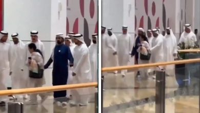 دبئی کے حکمران شیخ محمد بن راشد المکتوم کی عاجزی، بزرگ خاتون کو احتراماً راستہ دے کر مثال قائم کر دی