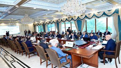 اسلام آباد: وفاقی کابینہ کا ہنگامی اجلاس آج طلب کر لیا گیا ہے، جس کی صدارت وزیراعظم شہباز شریف کریں گے۔ اجلاس کے حوالے سے تمام کابینہ اراکین کو آگاہ کر دیا گیا ہے۔ ذرائع کے مطابق اجلاس میں اسلام آباد جوڈیشل کمپلیکس دھماکے اور وانا کیڈٹ کالج پر حملے کے بعد پیدا ہونے والی صورتِ حال پر تفصیلی غور کیا جائے گا۔ اس کے علاوہ ملکی سیاسی صورتحال بھی کابینہ کے ایجنڈے میں شامل ہے۔ حکام کا کہنا ہے کہ اجلاس میں ممکنہ اقدامات اور حفاظتی حکمت عملی پر بھی بات کی جائے گی، جبکہ عوام کی سلامتی اور سیاسی استحکام کو یقینی بنانے کے لیے اہم فیصلے متوقع ہیں۔