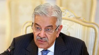 بشریٰ بی بی فیض حمید کیلئے کام کرتی تھیں: خواجہ آصف