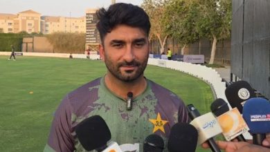 نوجوان فاسٹ بولر سلمان مرزا کی میچ وننگ پرفارمنس، والدہ کے نام کر دی