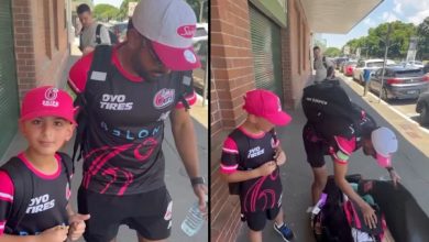 بابر اعظم کی شائستگی نے مداحوں کے دل جیت لیے، ننھے فین کو بیٹنگ گلوز کا تحفہ دیا