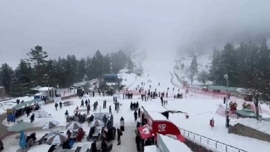 سوات: مالم جبہ نے سفید چادر اوڑھ لی، موسمِ سرما کی پہلی برفباری پر سیاحوں کا ہجوم