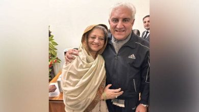 شاہ محمود قریشی کی اہلیہ کوٹ لکھپت جیل کے باہر گر گئیں