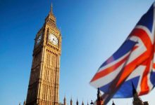 لندن: برطانیہ نے ممکنہ بڑے تصادم کے پیش نظر جنگی تیاریوں کا آغاز کر دیا ہے۔ برطانیہ کے وزیر برائے مسلح افواج کرنل ایسکاٹ کارنز نے خبردار کیا ہے کہ جنگ کے سائے یورپ کے دروازے پر دستک دے رہے ہیں اور برطانیہ کو ہر صورت اس کے لیے تیار ہونا ہوگا۔ ایک انٹرویو میں برطانوی وزیر نے انکشاف کیا کہ گزشتہ ایک سال کے دوران برطانیہ کے خلاف دشمن ریاستوں کی انٹیلیجنس سرگرمیوں میں 50 فیصد سے زائد اضافہ ہوا ہے، جو قومی سلامتی کے لیے ایک سنجیدہ خطرہ ہے۔ انہوں نے زور دیا کہ نیٹو کے تمام رکن ممالک کو جنگی تیاریوں کے لیے اپنے دفاعی اخراجات میں نمایاں اضافہ کرنا ہوگا۔ کرنل ایسکاٹ کارنز کا کہنا تھا کہ گزشتہ پچاس سے ساٹھ برسوں کے دوران برطانیہ نے اپنے دفاع کو بڑی حد تک امریکا کو آؤٹ سورس کر رکھا تھا، تاہم اب یہ روش ترک کرنا ناگزیر ہو چکا ہے۔ انہوں نے واضح کیا کہ برطانیہ کو اپنے دفاع کے لیے امریکا پر انحصار کم کرتے ہوئے خود کفیل ہونا ہوگا۔ خبر رساں ایجنسی کے مطابق برطانوی حکومت نے ایک نئی ڈیفنس کاؤنٹر انٹیلیجنس یونٹ قائم کرنے کا اعلان بھی کیا ہے، جس کا مقصد مخالف ریاستوں کی جاسوسی سرگرمیوں کا سراغ لگانا اور انہیں ناکام بنانے کی صلاحیت میں اضافہ کرنا ہے۔ یہ بیان ایسے وقت سامنے آیا ہے جب نیٹو کے سربراہ مارک روٹے نے یورپی اتحادیوں کو خبردار کیا ہے کہ انہیں روس کے ساتھ ممکنہ بڑے تصادم کے لیے تیار رہنا چاہیے۔ ان کے مطابق آئندہ کسی ممکنہ جنگ کی شدت پہلی اور دوسری عالمی جنگوں جیسی ہو سکتی ہے۔ عالمی مبصرین کے مطابق برطانیہ اور یورپی ممالک کی حالیہ دفاعی حکمتِ عملی خطے میں بڑھتی ہوئی جغرافیائی و سیاسی کشیدگی کی عکاسی کرتی ہے، جس کے اثرات عالمی امن پر بھی مرتب ہو سکتے ہیں۔