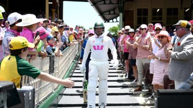 عثمان خواجہ کو آخری اننگز پر شائقین کا زبردست خراج تحسین