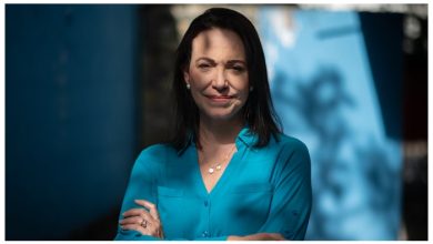 کراکس: وینزویلا کی اپوزیشن سیاستدان اور نوبیل امن انعام یافتہ ماریہ کورینا نے صدر نکولس مادورو کی گرفتاری پر ردعمل دیتے ہوئے کہا ہے کہ وینزویلا میں عوامی حکومت کے قیام کا وقت آ چکا ہے۔ انٹرنیٹ پر وینزویلا کے عوام کے نام ایک کھلے خط میں ماریہ کورینا نے اپوزیشن لیڈر ایڈمنڈو گونزالیز کی ملک کے نئے رہنما کے طور پر حمایت کا اعلان کیا۔ انہوں نے کہا کہ نکولس مادورو کو اب بین الاقوامی انصاف کا سامنا کرنا ہوگا۔ ماریہ کورینا کا کہنا تھا کہ وینزویلا میں اب امن قائم ہوگا، تمام سیاسی قیدیوں کو رہا کیا جائے گا اور 2024 کے صدارتی انتخابات میں حقیقی کامیابی ایڈمنڈو گونزالیز نے حاصل کی تھی۔ انہوں نے مزید کہا کہ ایڈمنڈو گونزالیز کو فوری طور پر اپنی آئینی ذمہ داریاں سنبھالنی چاہئیں تاکہ ملک کو سیاسی استحکام کی جانب لے جایا جا سکے۔ واضح رہے کہ امریکا نے ہفتے کے روز وینزویلا پر حملہ کرنے کا دعویٰ کیا ہے، جس کے بعد امریکی ڈیلٹا فورس نے وینزویلا کے صدر نکولس مادورو اور ان کی اہلیہ کو صدارتی محل سے گرفتار کر کے نامعلوم مقام پر منتقل کر دیا۔